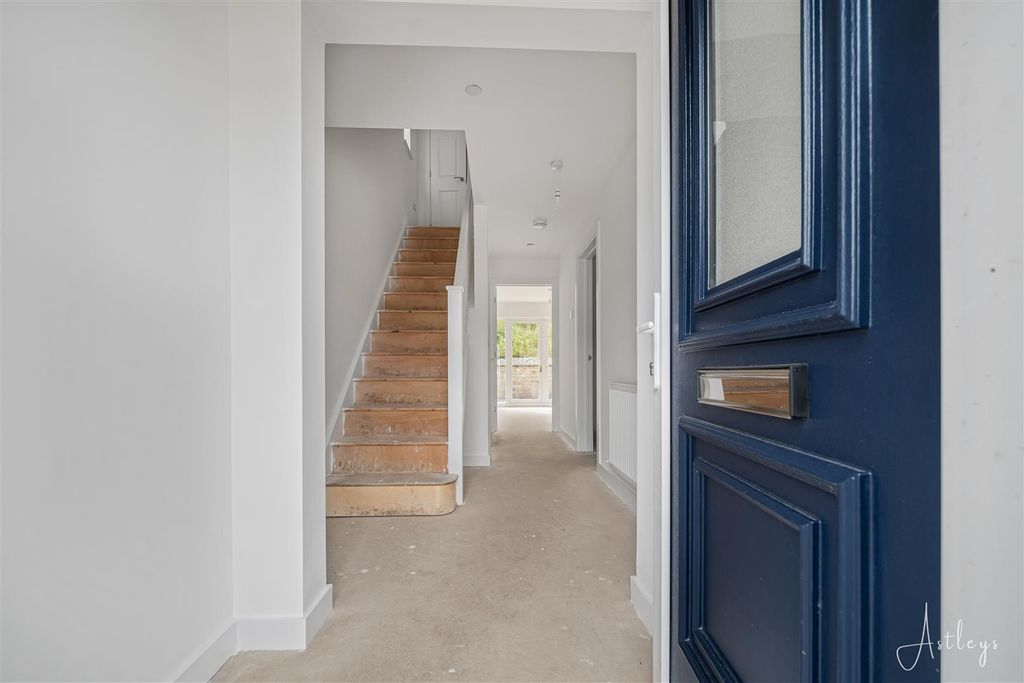 Property photo 2 of 22 Hallway