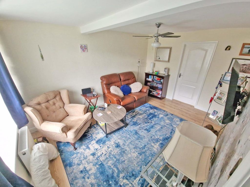 Property photo 3 of 24 Lounge2.Jpg