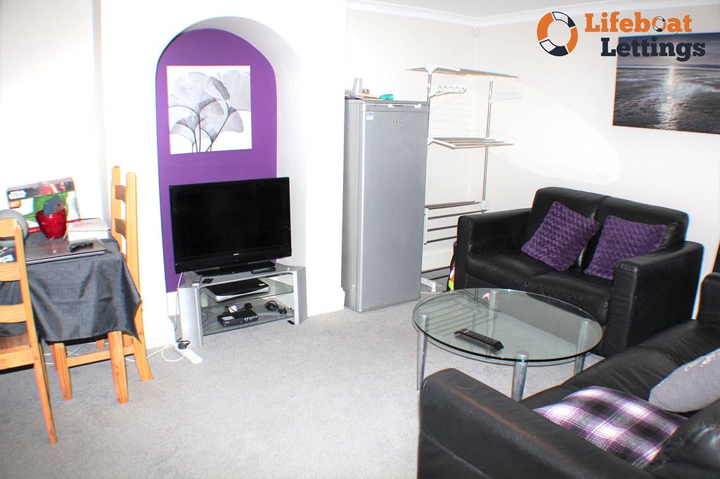 Property photo 2 of 7 Shared Lounge