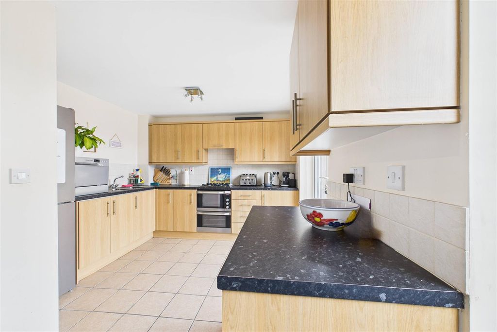 Property photo 3 of 17 Kitchen
