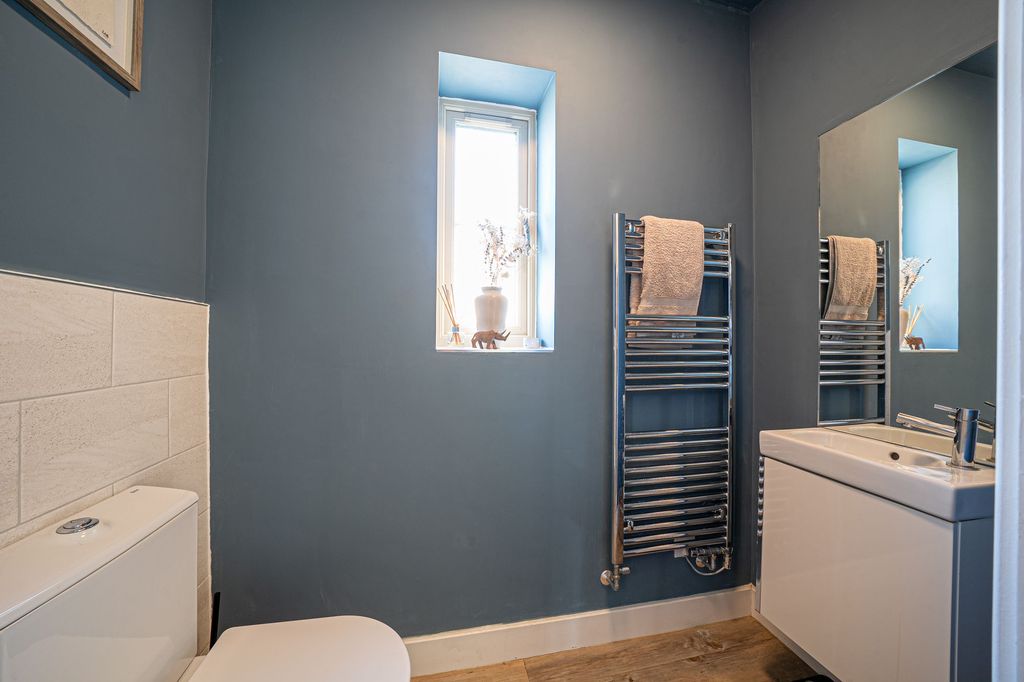 Property photo 2 of 21 Cloakroom