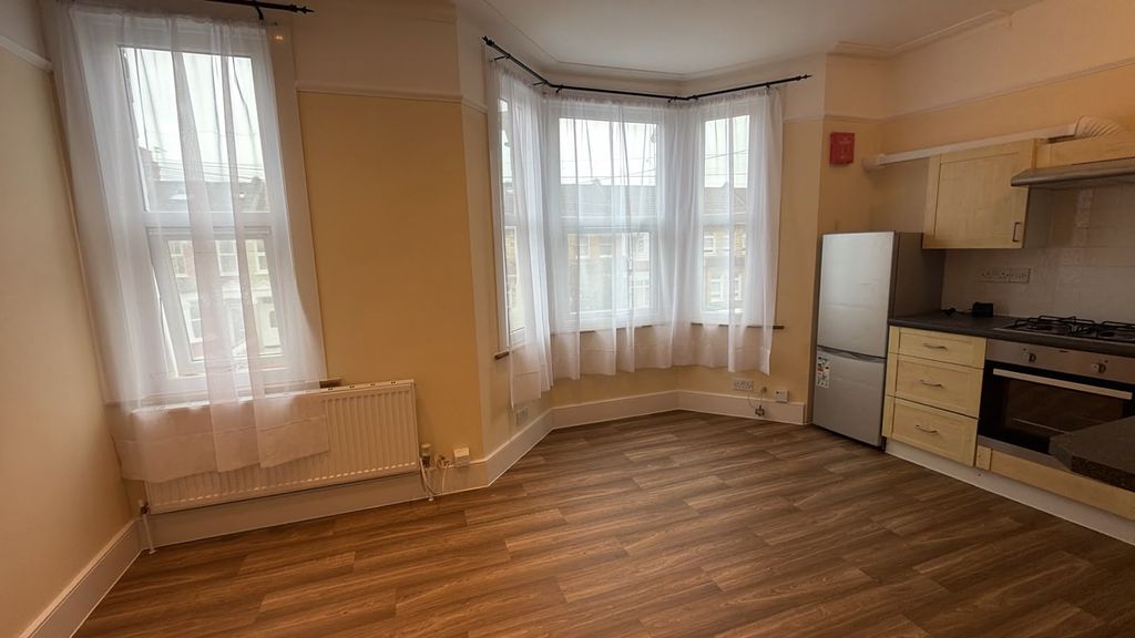 Property photo 1 of 5 2 Bed Flat To Rent Granville Road, Wood Green N22
