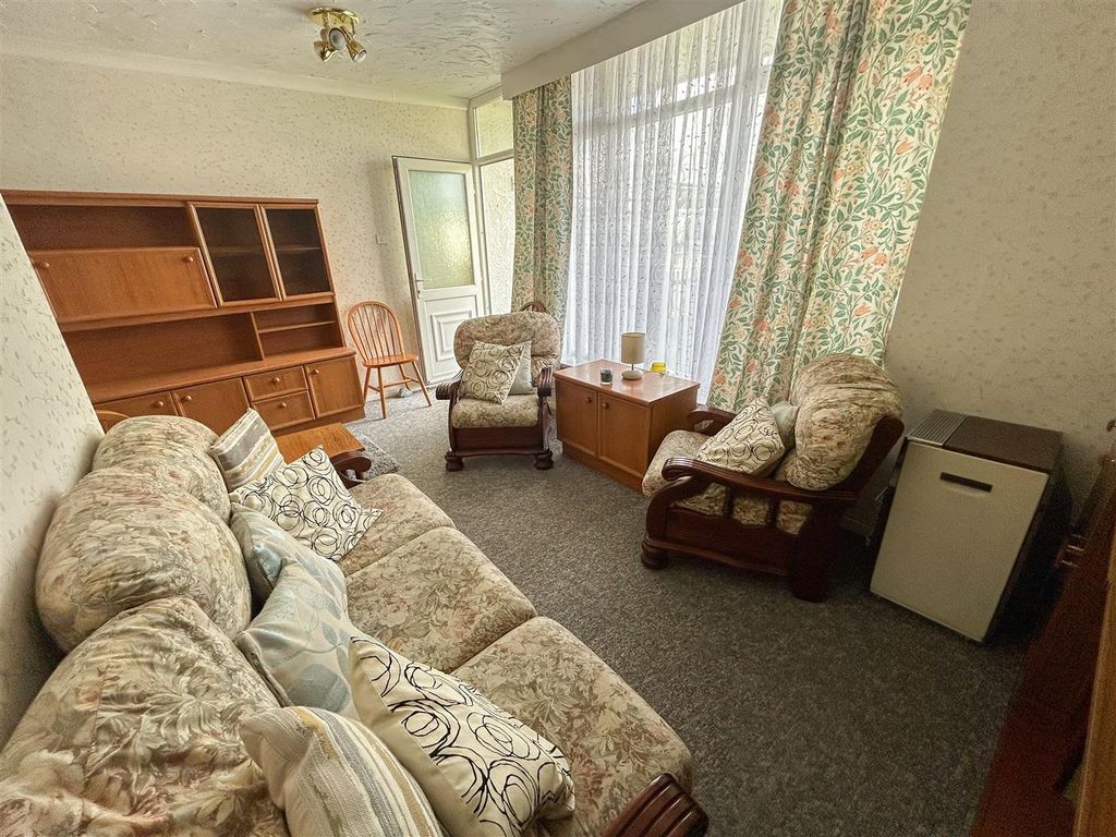 Property photo 2 of 9 Lounge