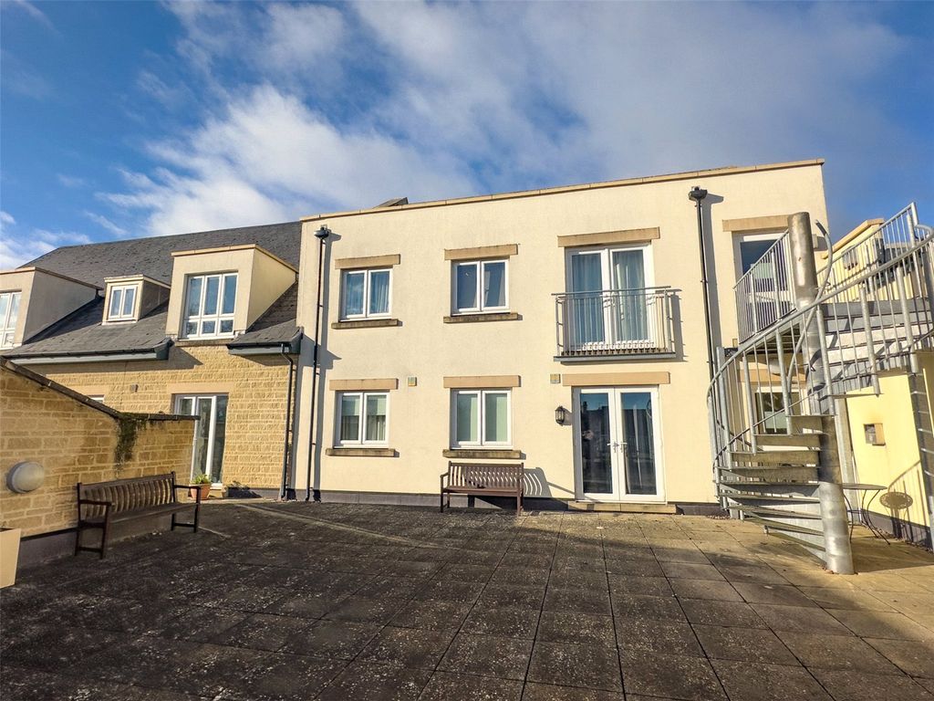 Property photo 1 of 18 Communal Area