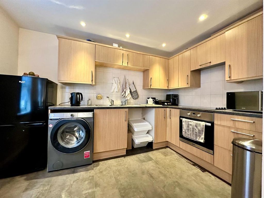 Property photo 3 of 7 Kitchen