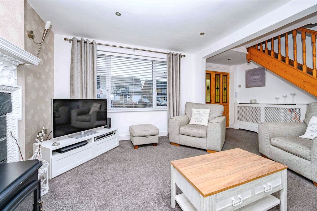 Property photo 3 of 17 Lounge