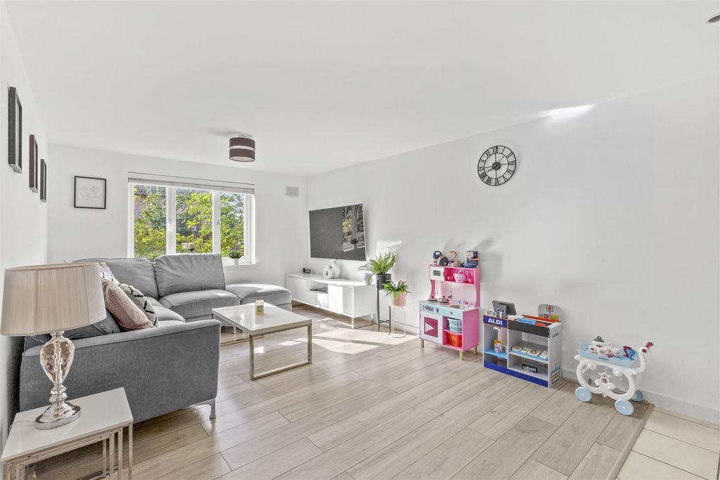 Property photo 2 of 15 4 Ives House, Ercolani Avenue, Hp13 7Fz-6.Jpg