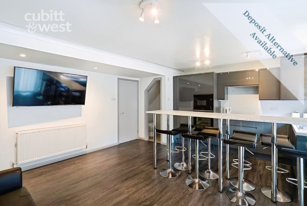 Property photo 3 of 13 Kitchen/Lounge