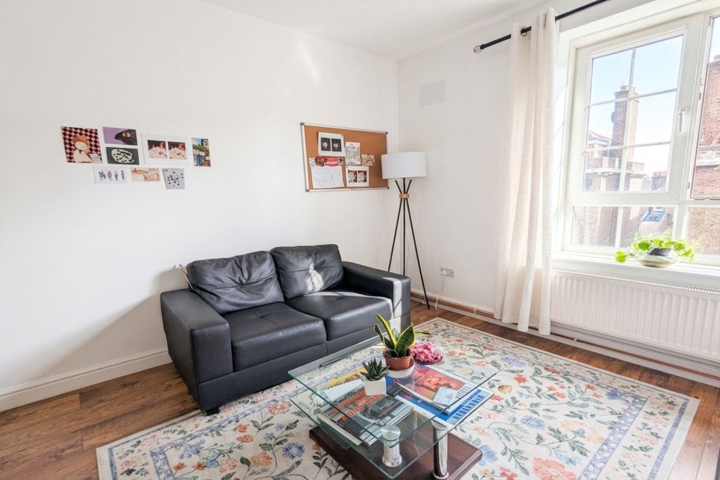 Property photo 1 of 10 Modern 4 Bedroom Apartment