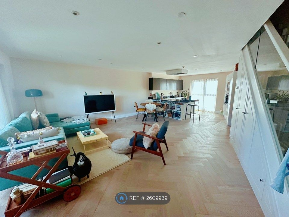 Property photo 3 of 21 Living Room
