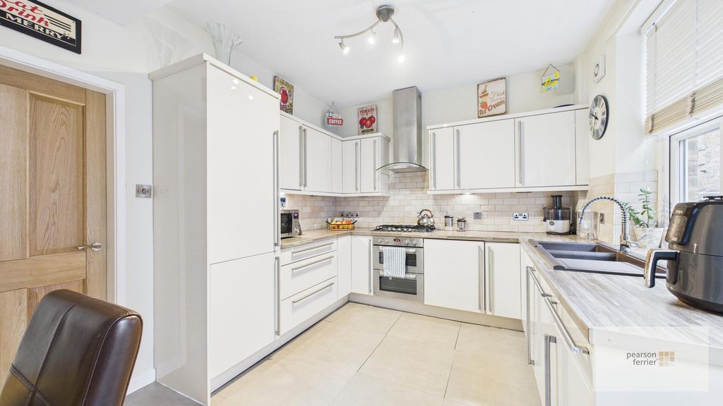 Property photo 3 of 12 Dining Kitchen