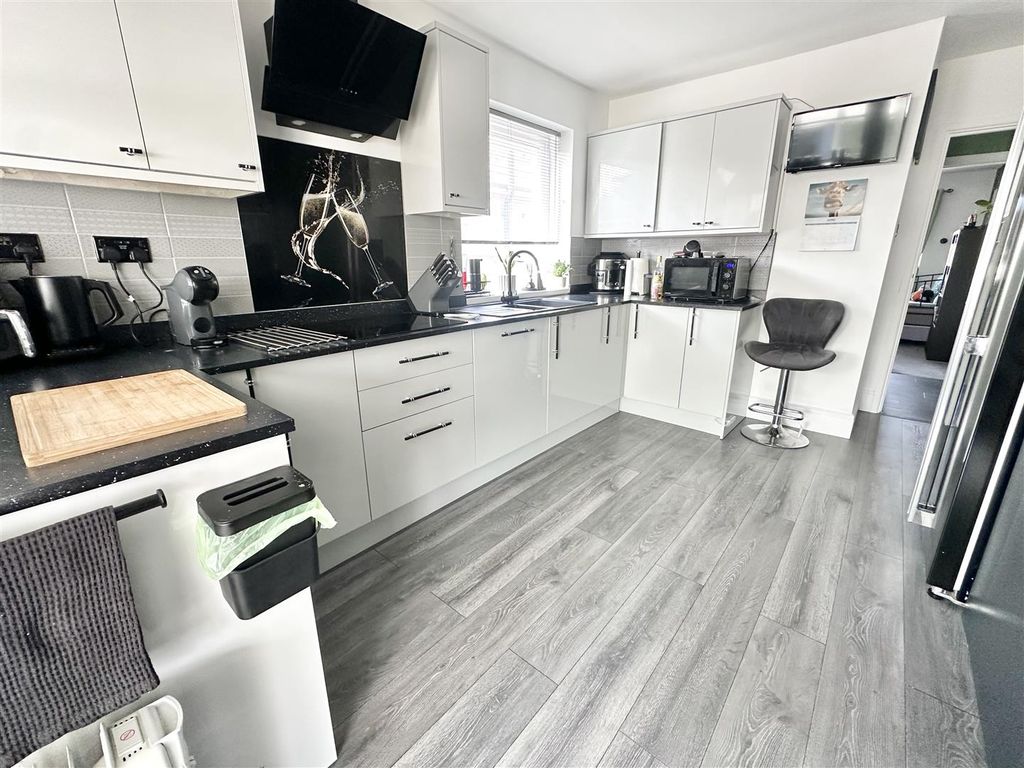 Property photo 3 of 18 Kitchen