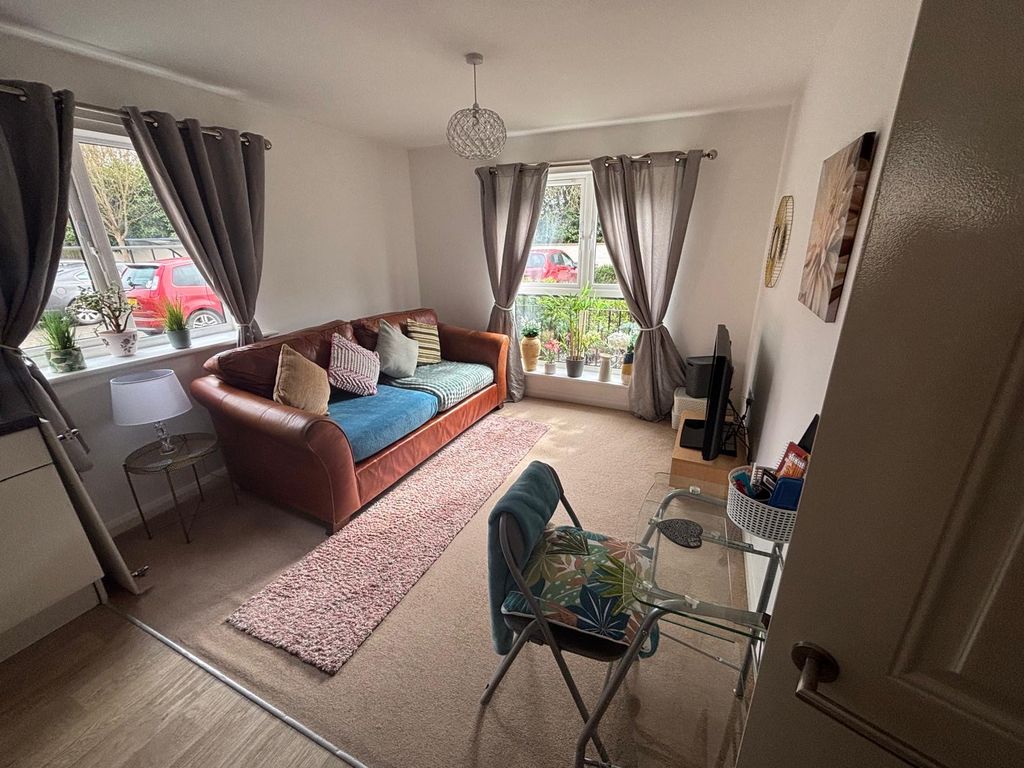 Property photo 3 of 7 Living Room