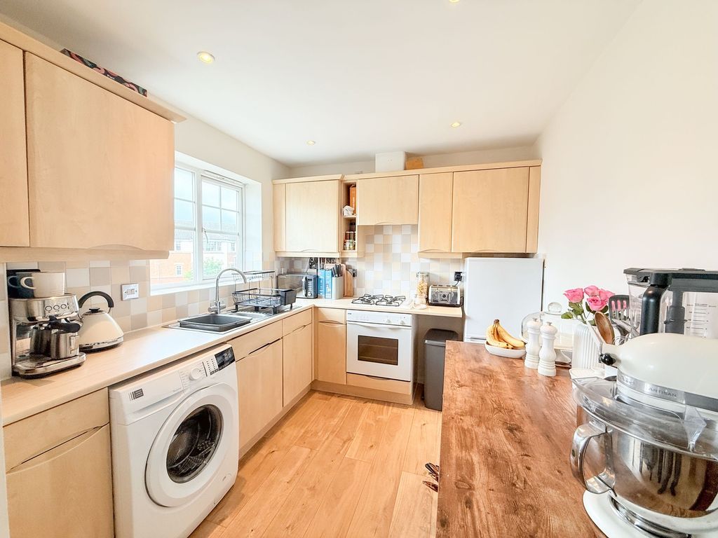 Property photo 3 of 10 Kitchen