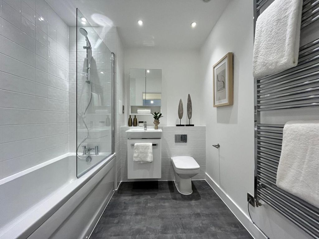 Property photo 2 of 12 Bathroom