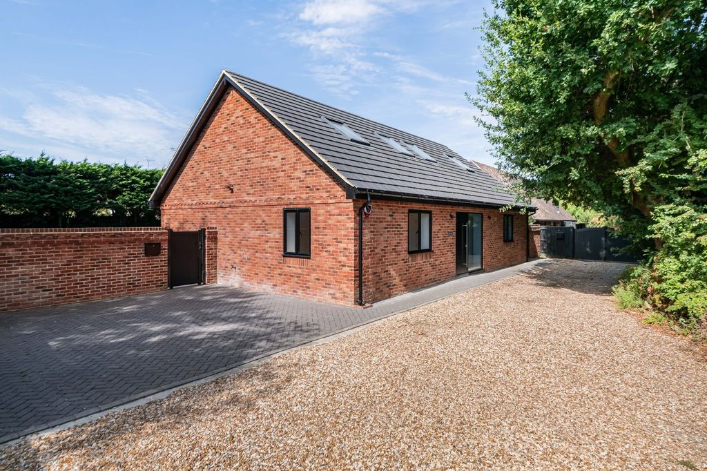 Property photo 1 of 25 Oak Lodge