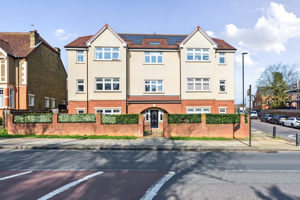 Property photo 1 of 14 Bright And Airy Two Bedroom Apartment On Shooters Hill Road.