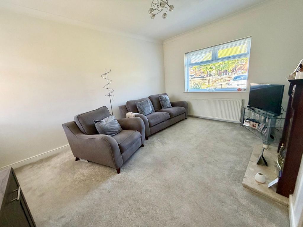 Property photo 3 of 13 Lounge