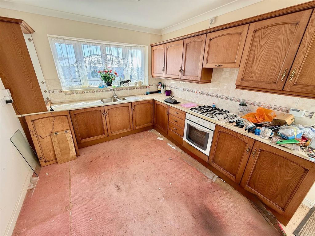 Property photo 3 of 8 Kitchen.Jpg