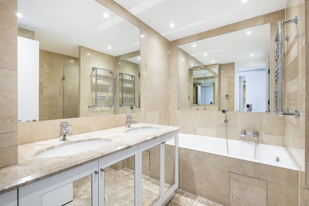 Property photo 3 of 8 Bathroom (2)