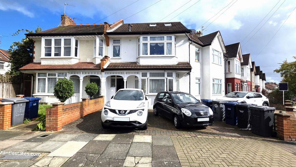 Property photo 1 of 9 Studio Apartment For Sale Woodgrange Avenue, London N12