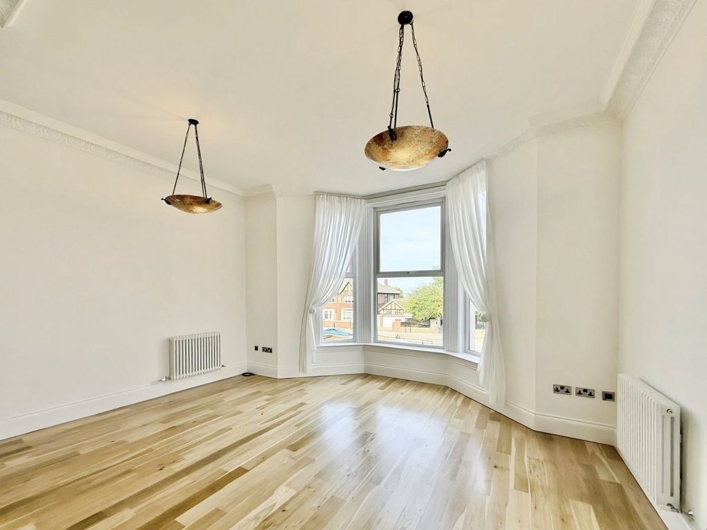 Property photo 3 of 13 Lounge