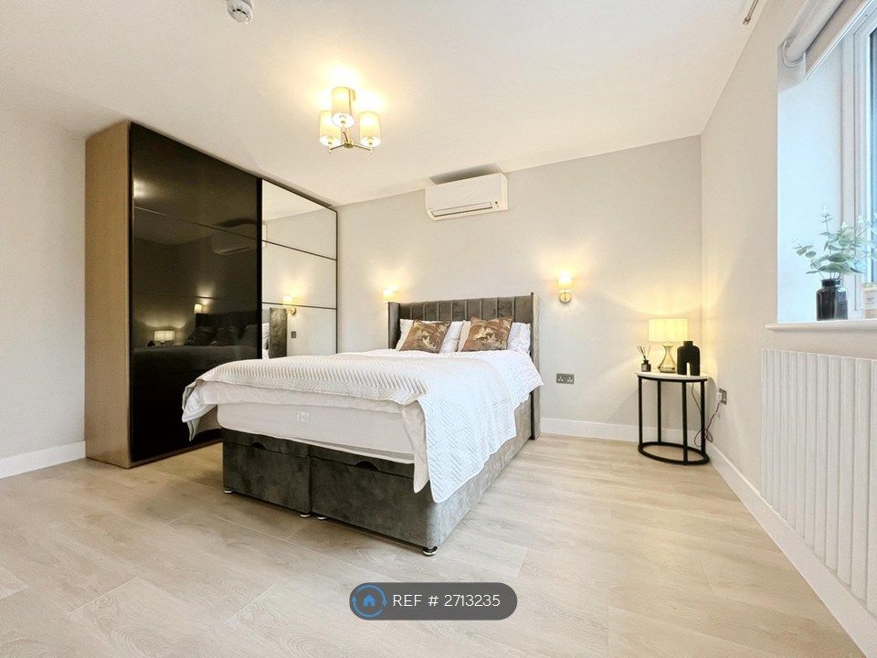 Property photo 2 of 9 Bedroom