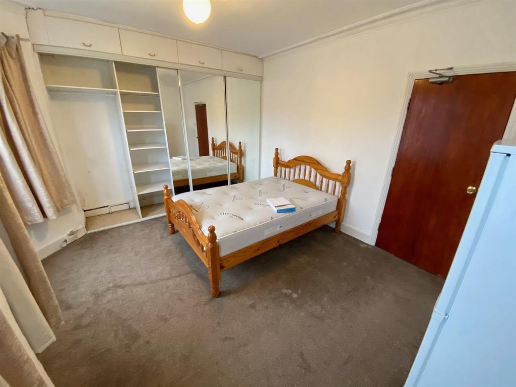Property photo 1 of 9 Room 5