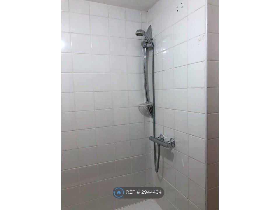Property photo 3 of 9 Shower / Bath
