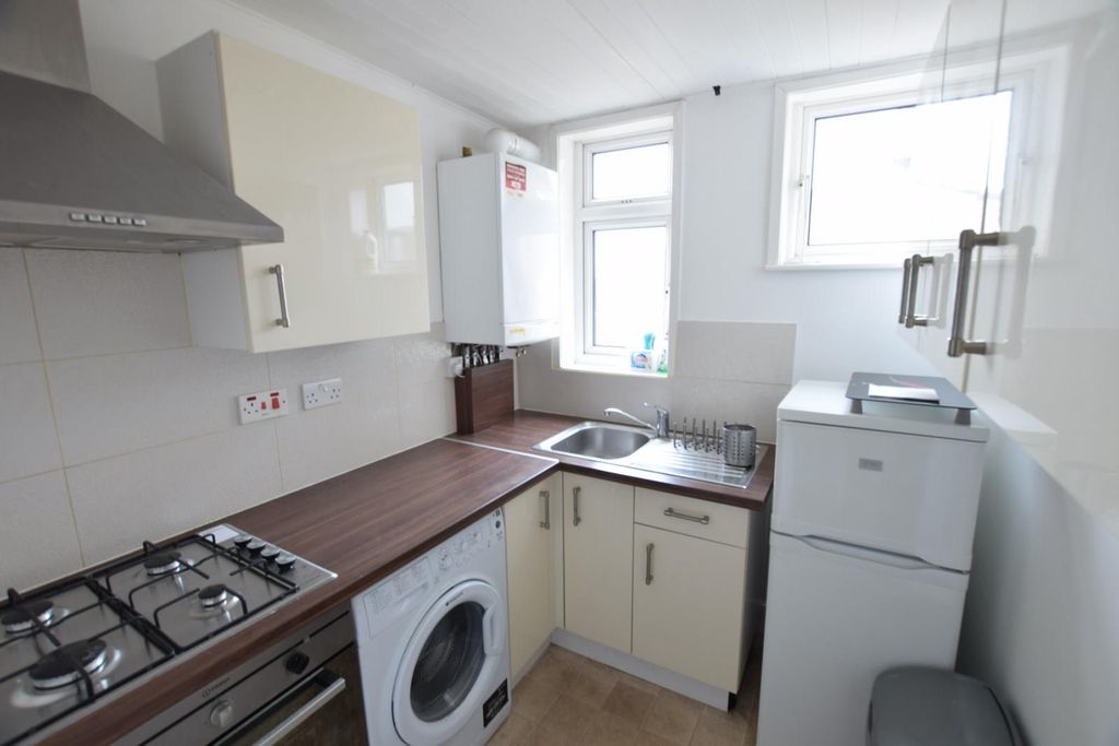 Property photo 3 of 7 Kitchen.Jpg