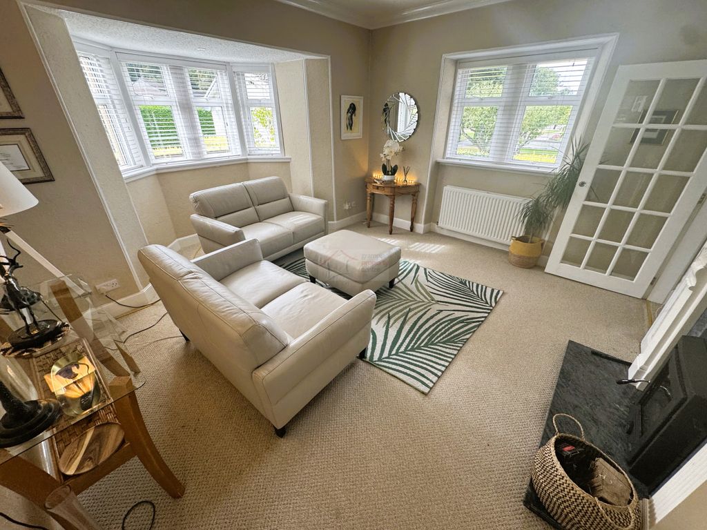 Property photo 3 of 19 Lounge