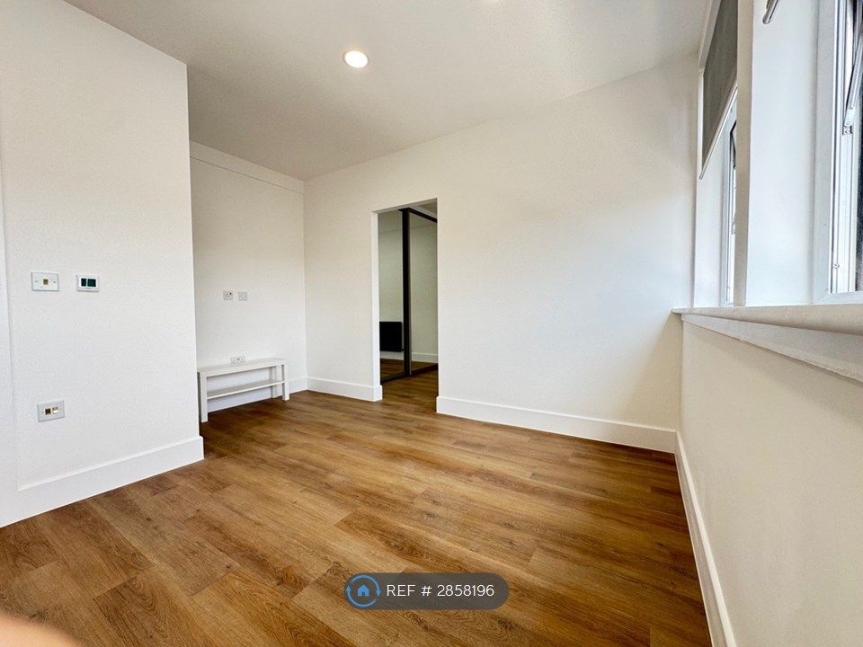 Property photo 1 of 5 Flat 16