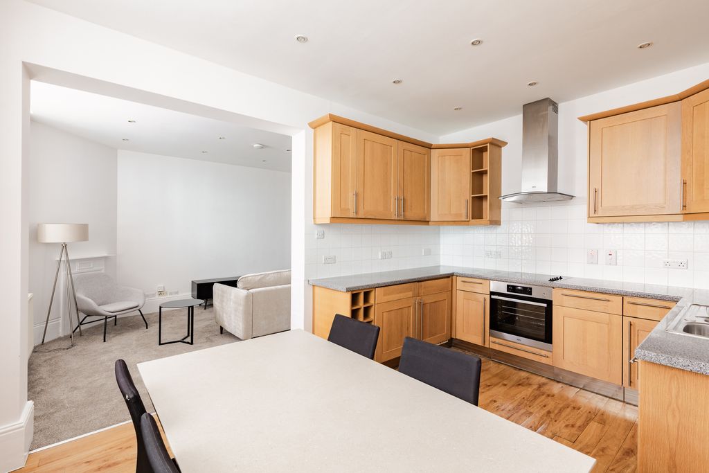 Property photo 2 of 14 3 Talbot House, 98 St Martins Lane, Tavistock Bow