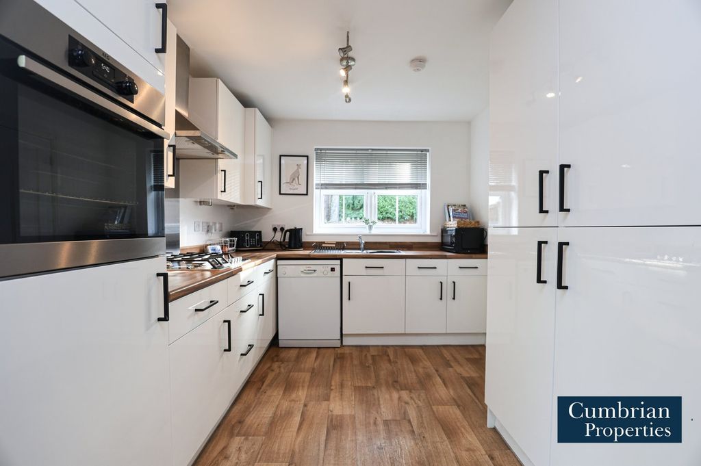 Property photo 2 of 17 Dining Kitchen