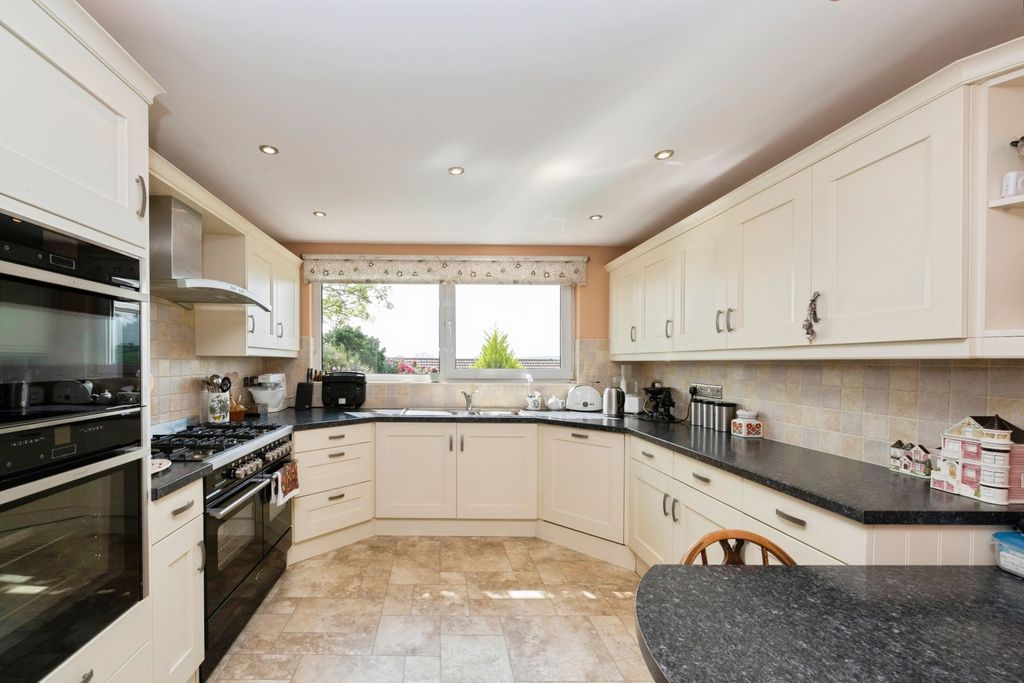 Property photo 2 of 16 Kitchen/ Breakfast