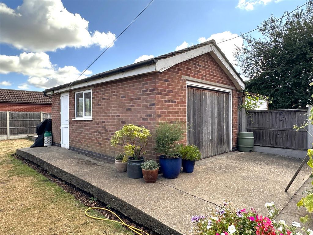 Property photo 3 of 21 Large Detached Garage 673