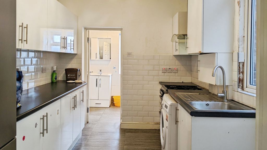 Property photo 3 of 6 Kitchen