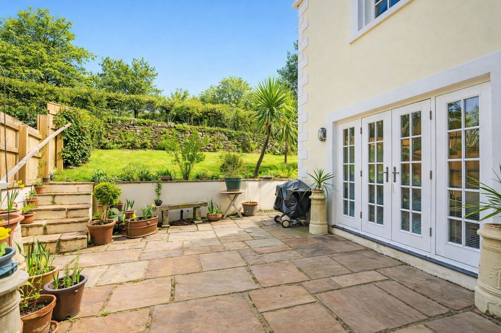 Property photo 2 of 31