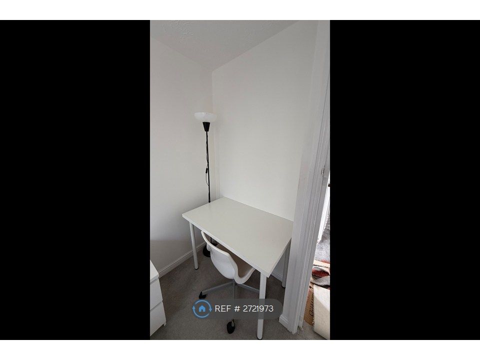 Property photo 3 of 12 Bedroom 3- Desk