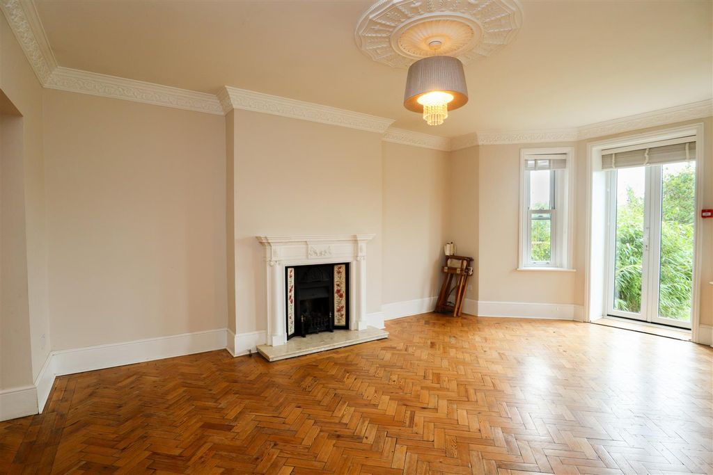 Property photo 3 of 11 Living Room