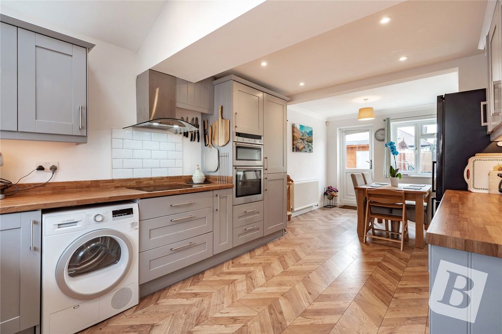 Property photo 2 of 18 Kitchen