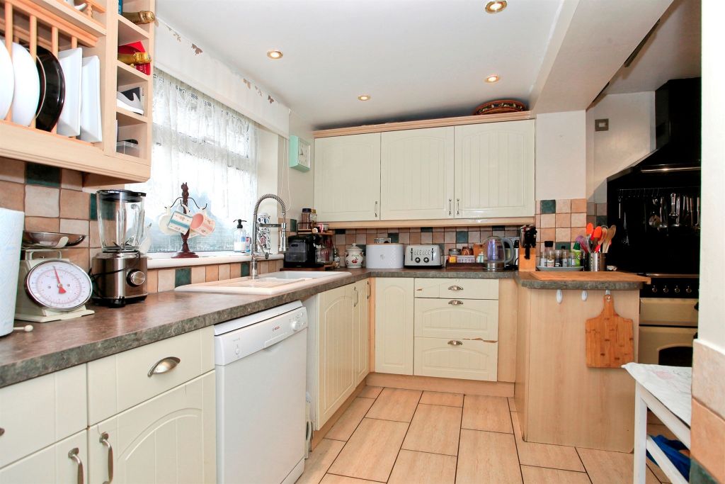 Property photo 3 of 19 Kitchen