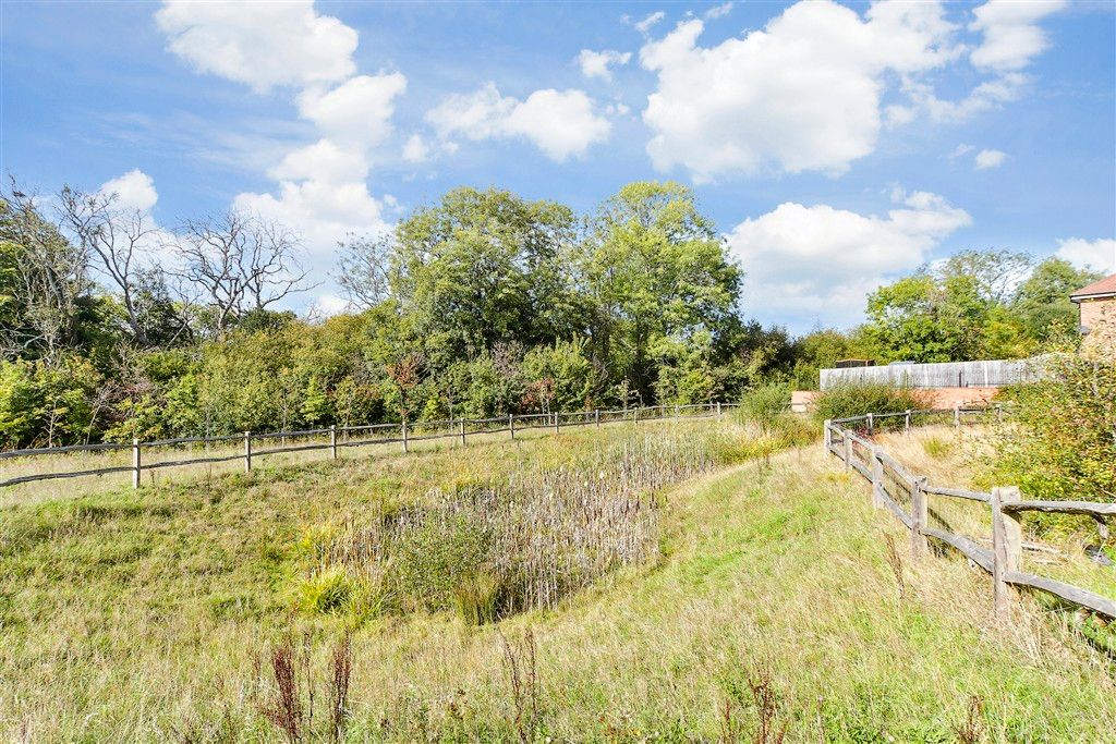 Property photo 1 of 10 Communal Gardens