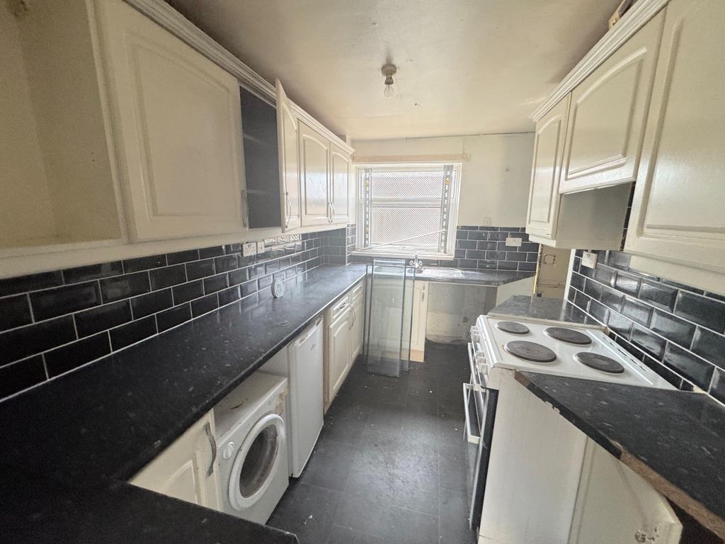 Property photo 2 of 9 Kitchen