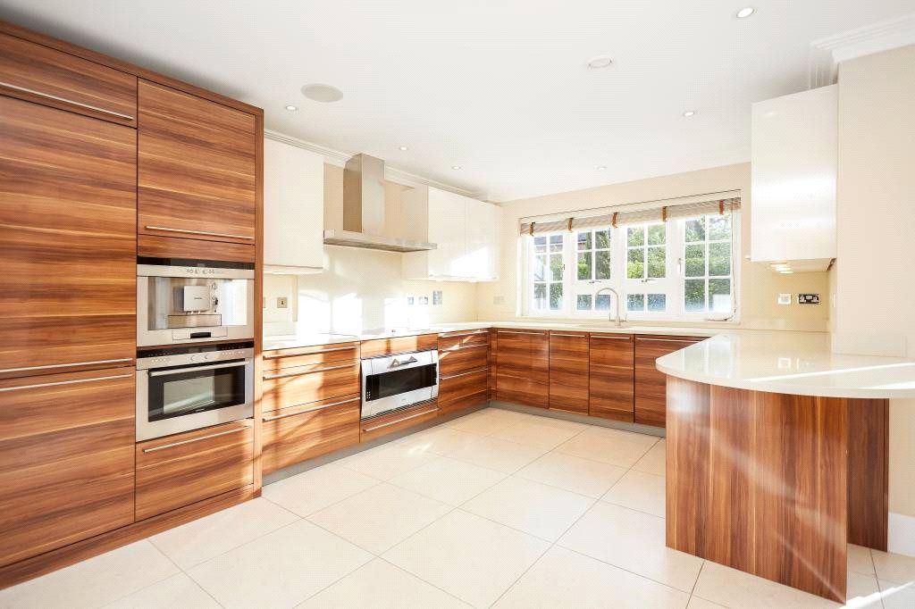 Property photo 2 of 11 Kitchen