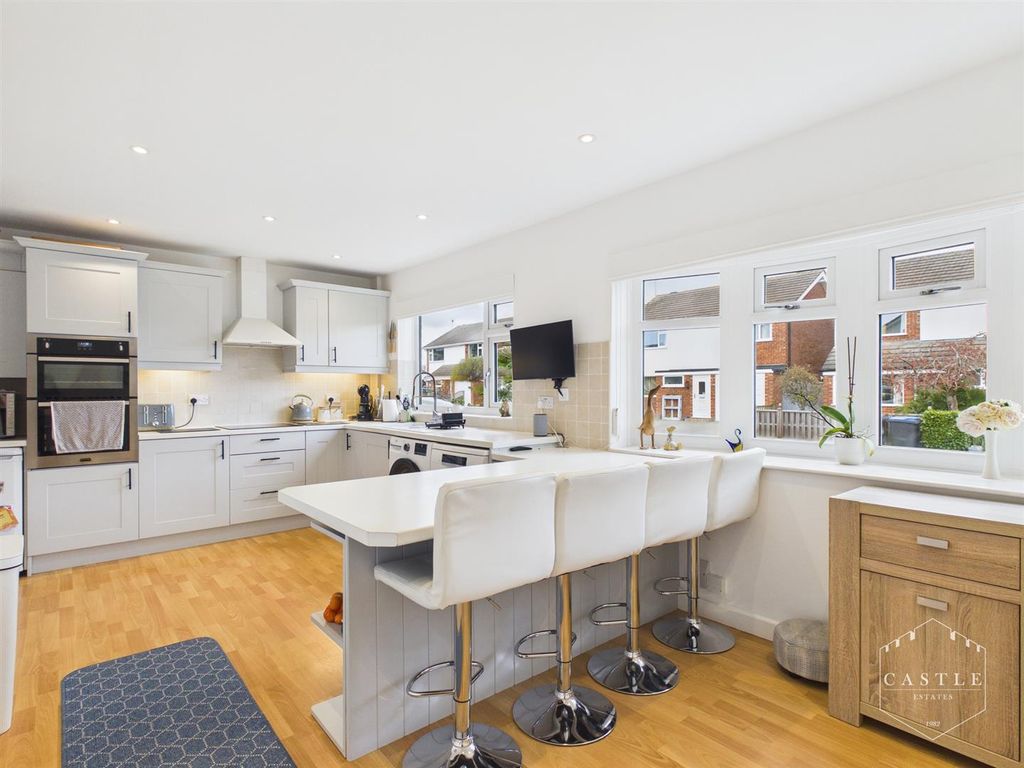 Property photo 3 of 26 Dining Kitchen