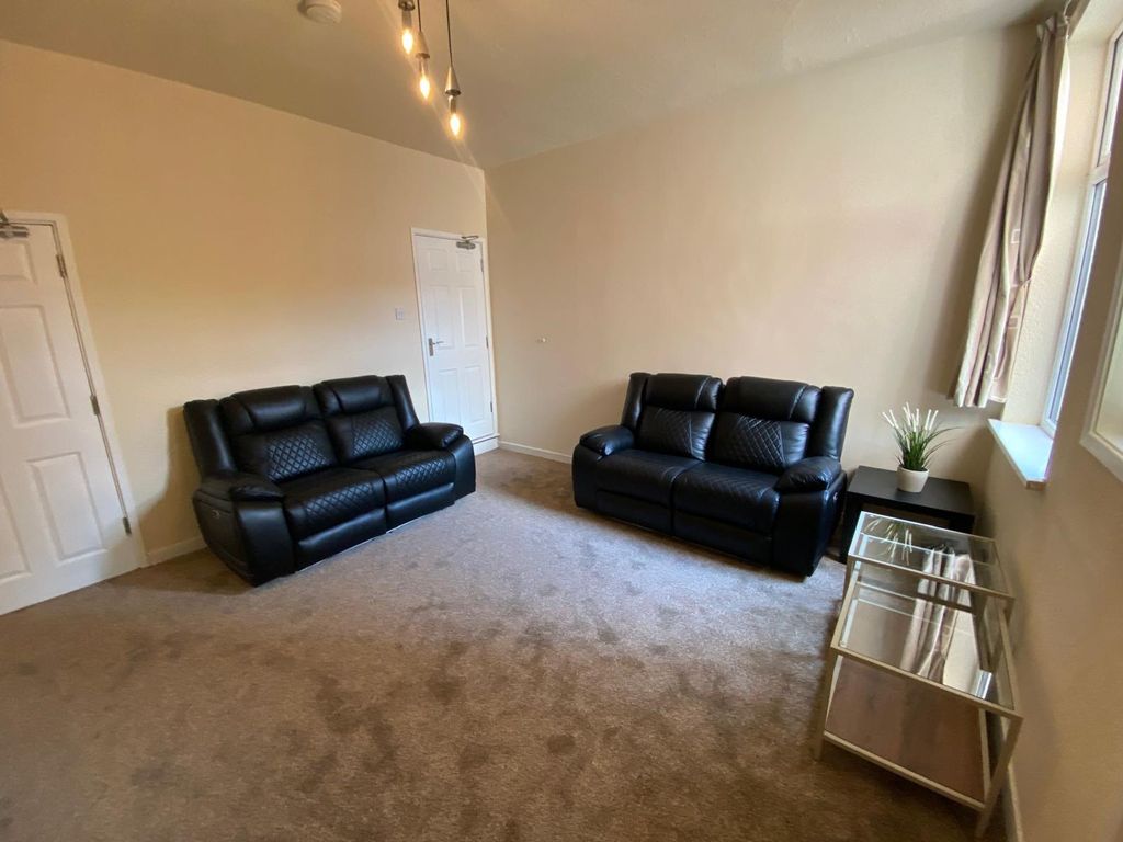 Property photo 2 of 16 Lounge