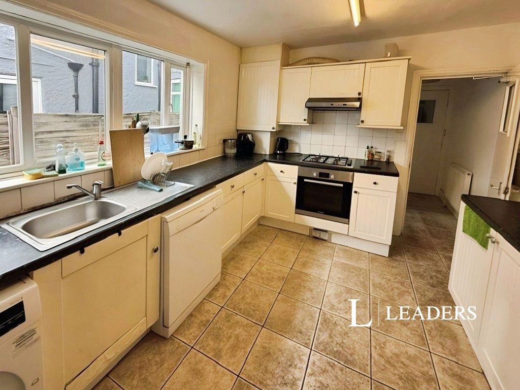 Property photo 3 of 7 Kitchen