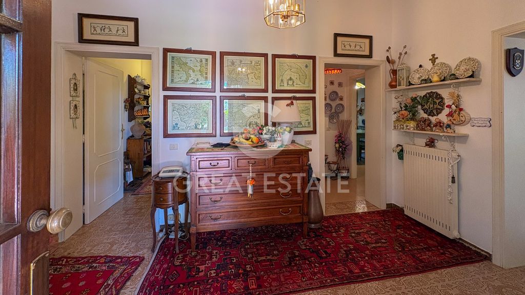 Property photo 2 of 38 Interiors