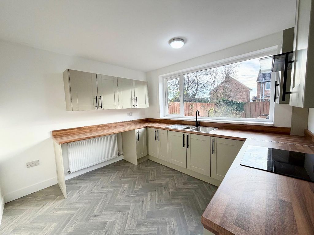 Property photo 3 of 10 Kitchen